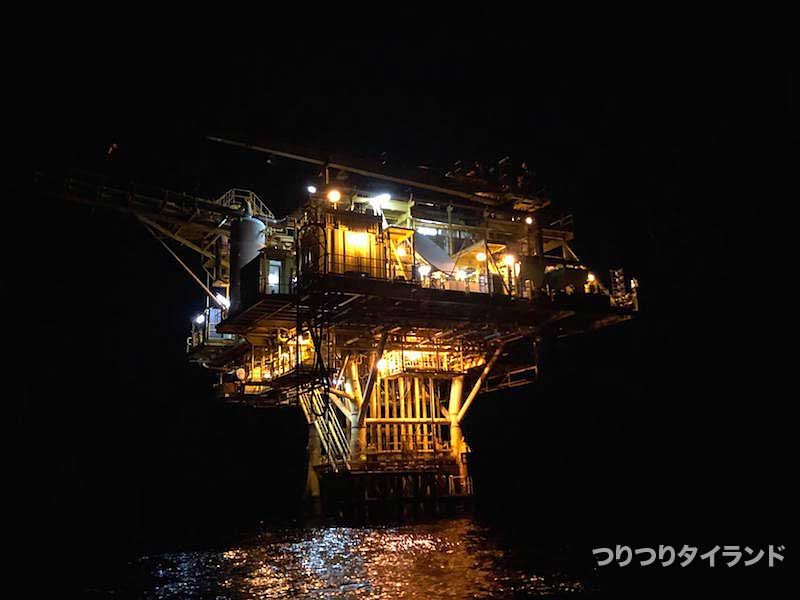 ガス田 夜