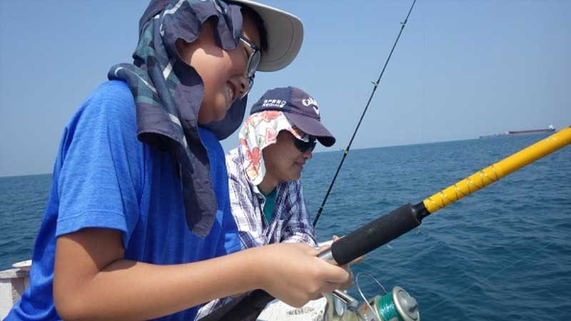 親子でも楽しめる シーチャン島アジ釣り 19年2月3日編 つりつりタイランド タイランドで魚釣り