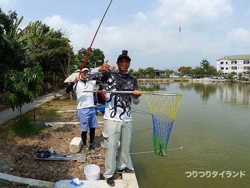 魚と網を持つ