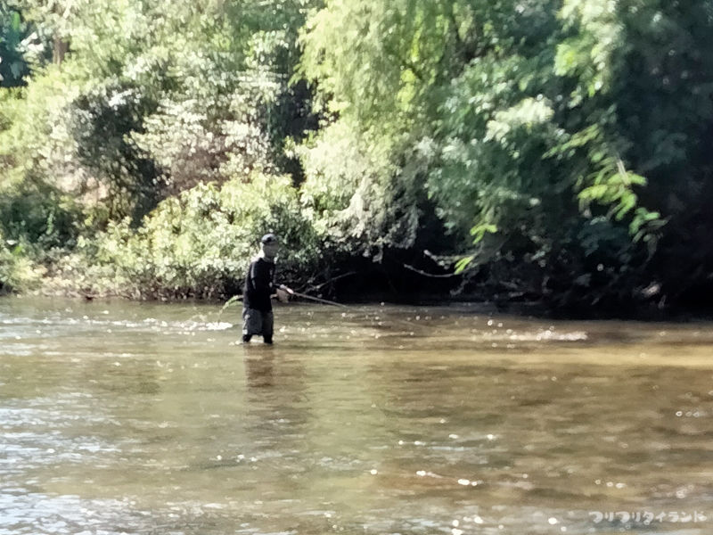 カンチャナブリの渓流で釣り