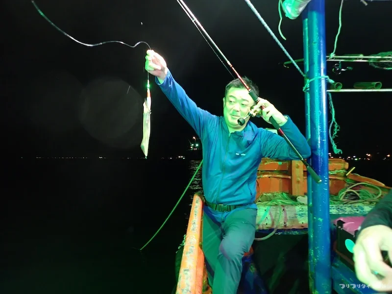 イカを釣ったアラさん