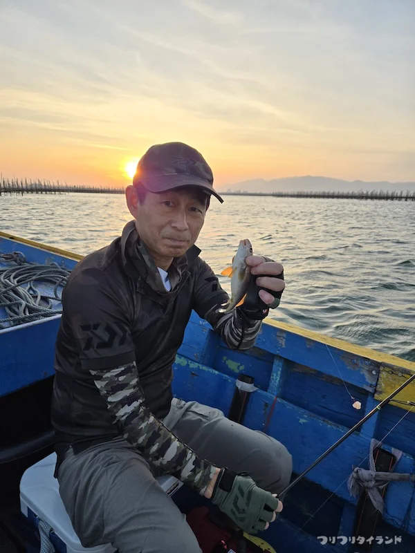 魚を持つ仔鹿さん